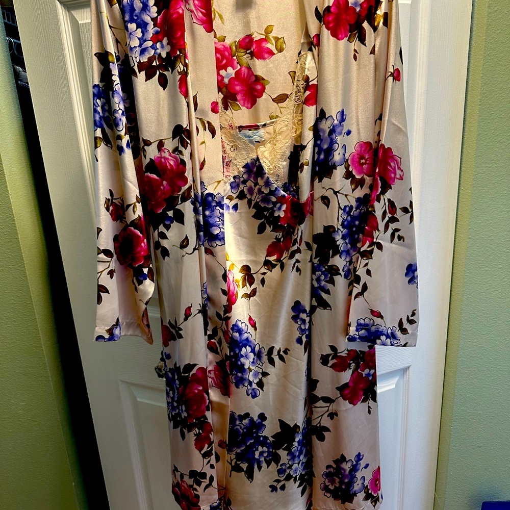 Robe & night gown in excellent condition